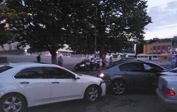 В Одессе на автостоянке пьяный киевлянин протаранил 5 автомобилей
