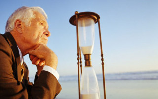 Украинцам разрешили выходить на пенсию по-новому: КСУ отменил скандальный закон