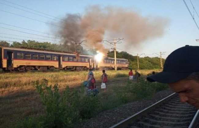 Люди на ходу выпрыгивали из вагонов: под Днепром загорелась электричка