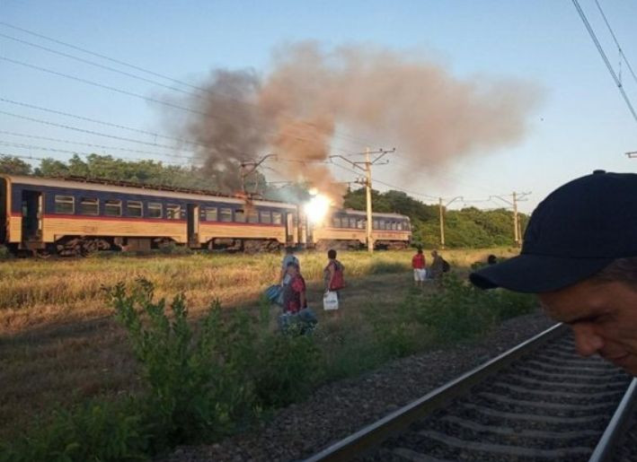 Люди на ходу выпрыгивали из вагонов: под Днепром загорелась электричка