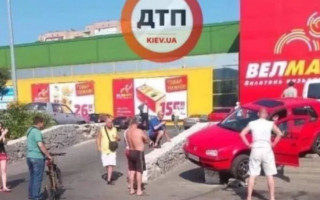 Автомобиль под Киевом застрял на лестнице супермаркета