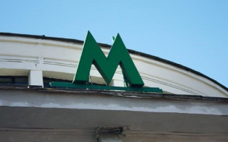 Зачепило поїздом: у метро Києва поранено чоловіка