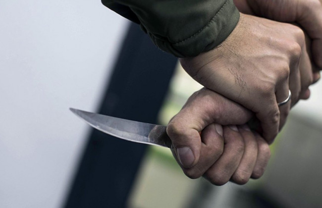 Огорчился проигрышем: в Днепре мужчина нападал с ножом на посетителей