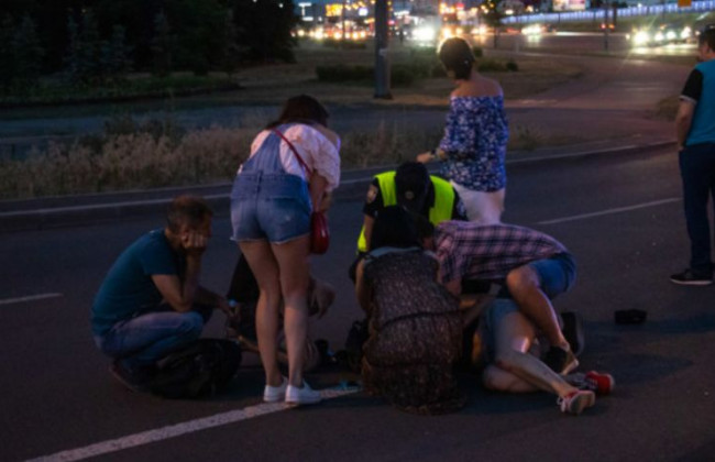 Легковушка на скорости «снесла» велосипедистку в Киеве