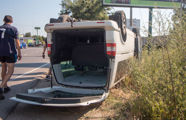 Приземлился на крышу: под Киевом произошло жуткое ДТП с автобусом
