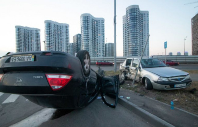 Автомобіль перекинувся на дах: у Києві сталася серйозна ДТП