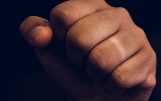 Под Полтавой пьяные полицейские избили мужчину в магазине