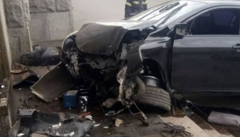 В Харькове водитель на скорости протаранил мэрию