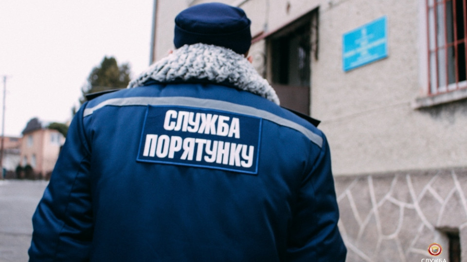 Вирішив допомогти й застряг: подробиці курйозного випадку в Києві, відео