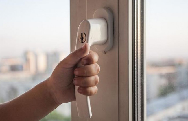 Несчастный случай: ребенок выпал из окна столичной многоэтажки