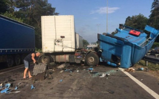 Огромная пробка образовалась под Киевом из-за серьезного ДТП: подробности