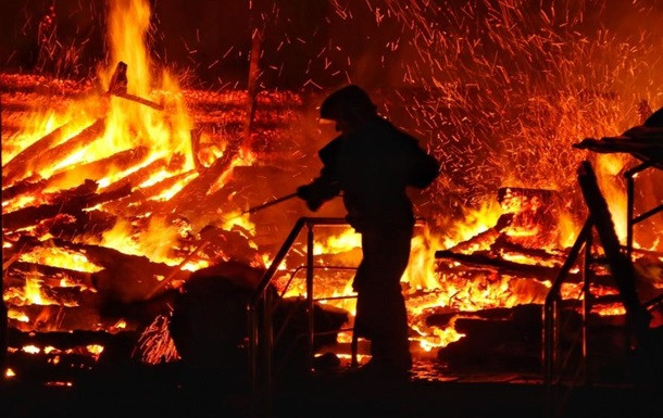 Потужна пожежа сталася під Києвом поряд з АЗС