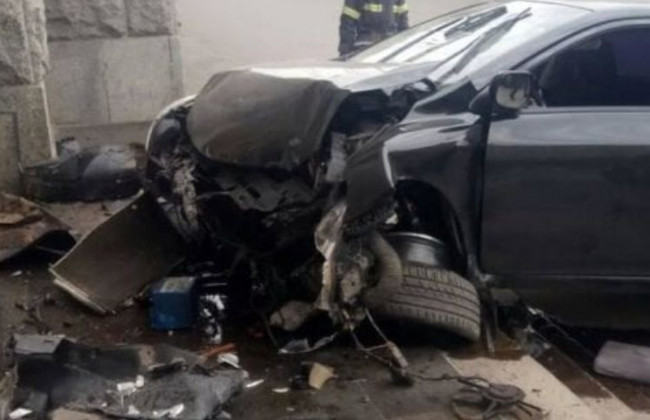 В Харькове водитель на скорости протаранил мэрию