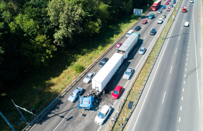 Смертельная авария под Киевом: столкнулись два грузовика, фото