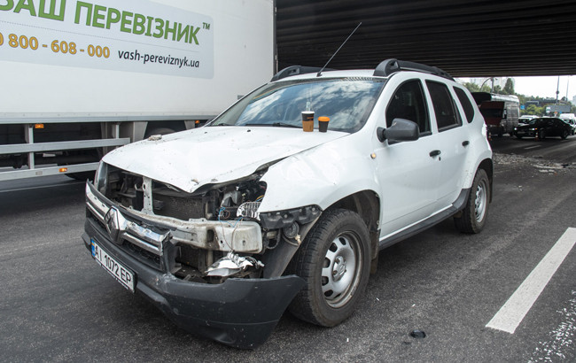 Кусок моста в Киеве разбил автомобиль