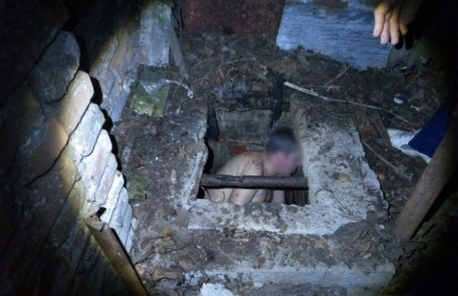 Чудом выжил: в Днепре мужчина свалился в открытый колодец