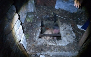 Чудом выжил: в Днепре мужчина свалился в открытый колодец