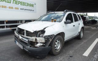 Кусок моста в Киеве разбил автомобиль