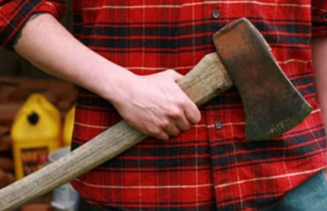 Под Киевом пьяный мужчина с топором набросился на копа