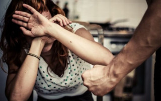 Мертва сиділа на порозі: чоловік до смерті побив жінку  на Полтавщині