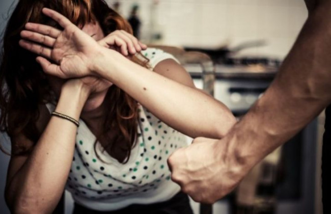 Мертва сиділа на порозі: чоловік до смерті побив жінку  на Полтавщині