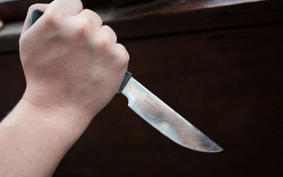 Ножом ударил в спину: мужчина напал на женщину в Киеве