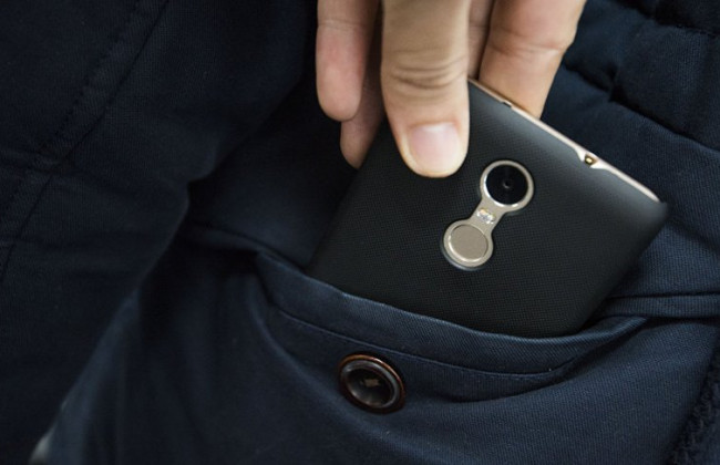 «Працює» у магазинах: киянам показали зухвалу злодійку