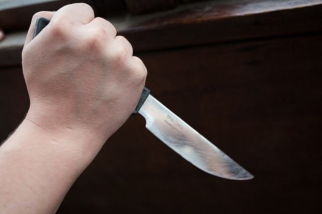 Ножом ударил в спину: мужчина напал на женщину в Киеве