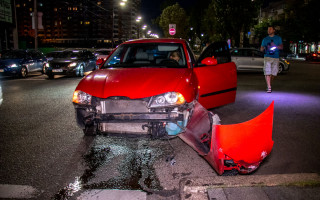 Жуткое ДТП в Киеве: легковушка «снесла» забор и перекинулась