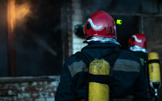 В Киеве на Выдубичах вспыхнул электроцех: в огне погиб человек