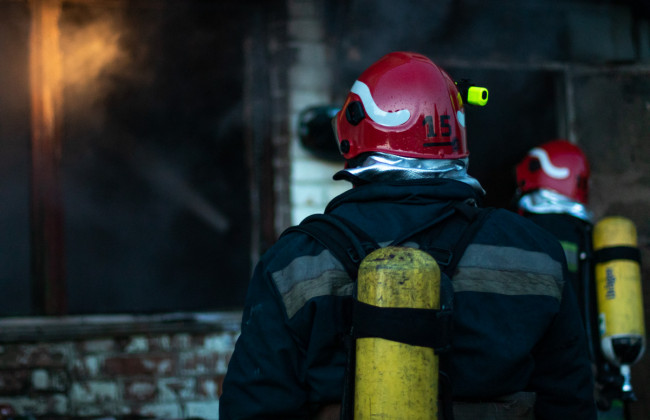 В Киеве на Выдубичах вспыхнул электроцех: в огне погиб человек