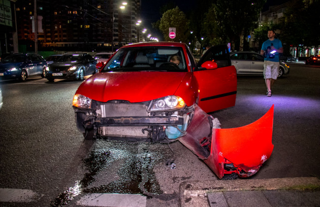 Жуткое ДТП в Киеве: легковушка «снесла» забор и перекинулась