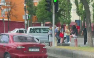 В центре Киева Mercedes на скорости «влетел» в толпу: есть подробности