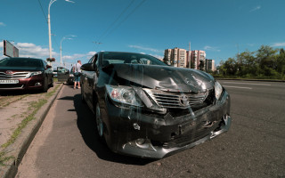 ДТП с переворотом в Киеве: людей из салона доставали патрульные