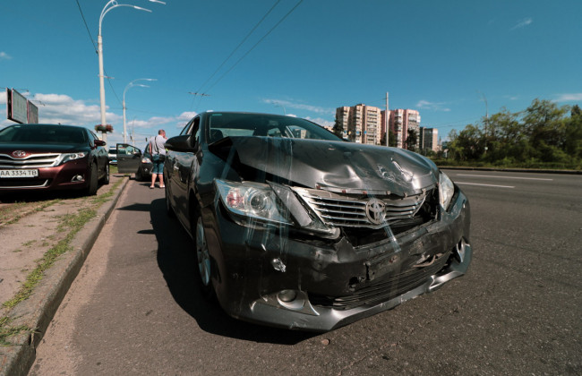 ДТП с переворотом в Киеве: людей из салона доставали патрульные