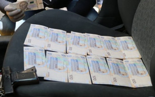 Вимагали $10000 від підприємиці: ДБР затримало слідчих
