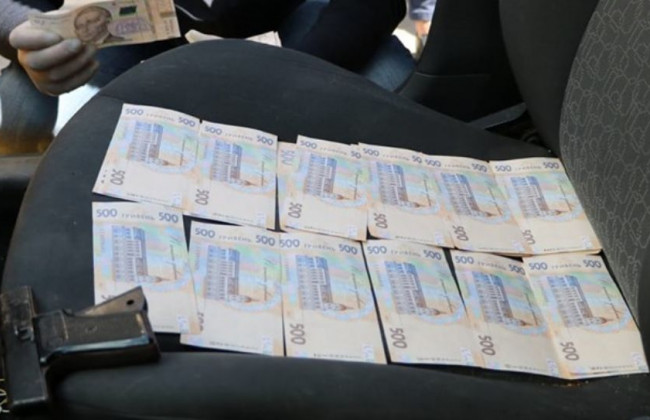 Вимагали $10000 від підприємиці: ДБР затримало слідчих