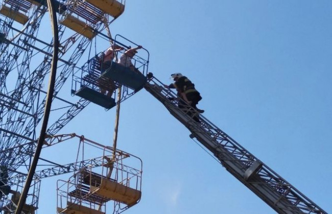 Застряли на «чертовом колесе»: под Хмельницком произошло ЧП