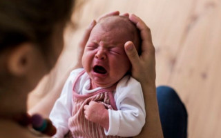 Забій голови і перелом носа: горе-мати побила немовля на Тернопільщині