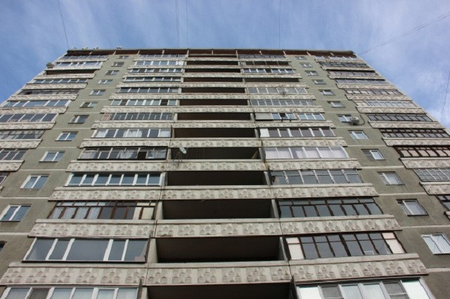 Невідомі скинули тіло: в Ужгороді із балкону 9-го поверху випав чоловік