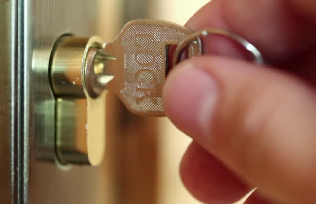 Киевлянам на заметку: неизвестные обозначают квартиры загадочными метками