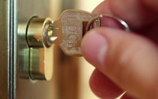 Киевлянам на заметку: неизвестные обозначают квартиры загадочными метками