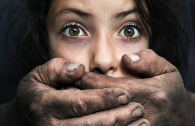 В Киеве мужчина преследовал девушку и пытался изнасиловать в подъезде: есть видео