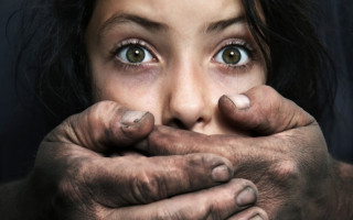 В Киеве мужчина преследовал девушку и пытался изнасиловать в подъезде: есть видео