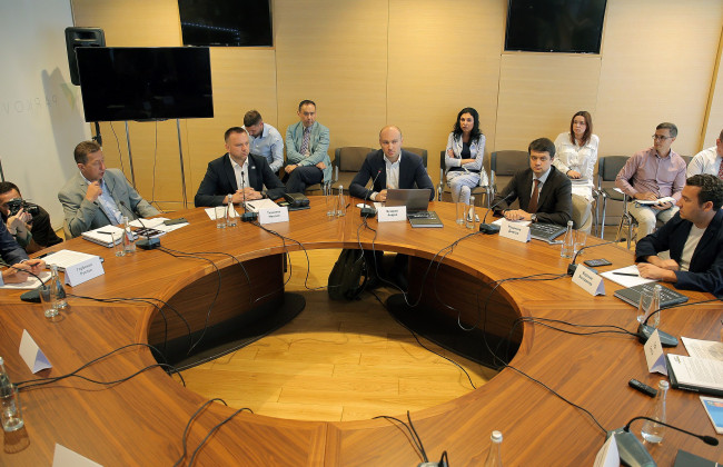 «Слуга Народу» назвала перші кроки на шляху до завершення війни на Донбасі