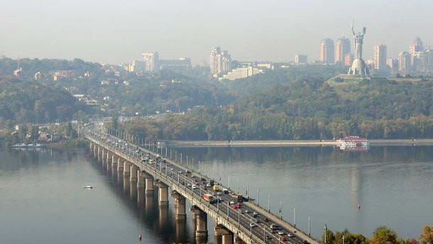 Водителям на заметку: на одном из мостов в Киеве ограничивают движение