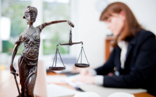 Присвоила магазин и квартиру: в Днепре разоблачили женщину-адвоката