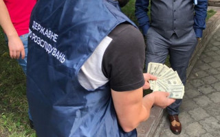 Погорів на хабарі у $2000: ДБР затримало посадовця КМДА