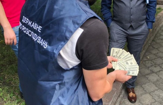 Погорів на хабарі у $2000: ДБР затримало посадовця КМДА