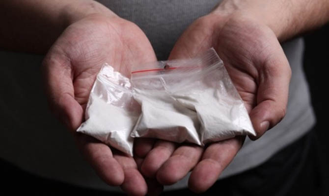 Продавали наркотики через мобільний додаток: копи затримали злочинців